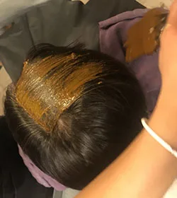 Photo d'une application de coloration végétale dans notre salon de coiffure bio à Vallet et Nantes