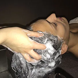 Shampoing lors d'un massage de la tête dans notre institut à Vallet