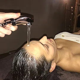 Rinçage purifiant après un massage de la tête dans notre institut à Vallet - Nantes