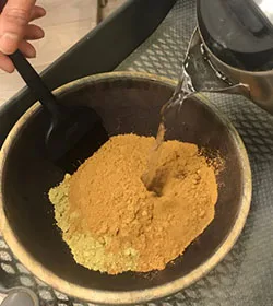 photo de la préparation d'une couleur végétale dans notre institut à Vallet