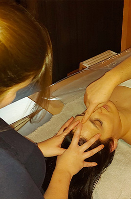 Delphine, formatrice Shiro D Sens effectuant un soins massages capillaires aux huiles chaudes à Vallet près de Nantes